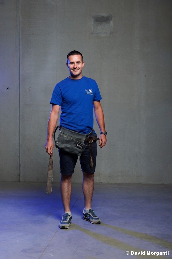 Alexis, compagnon couvreur de la SFC, équipé pour les travaux de toiture.