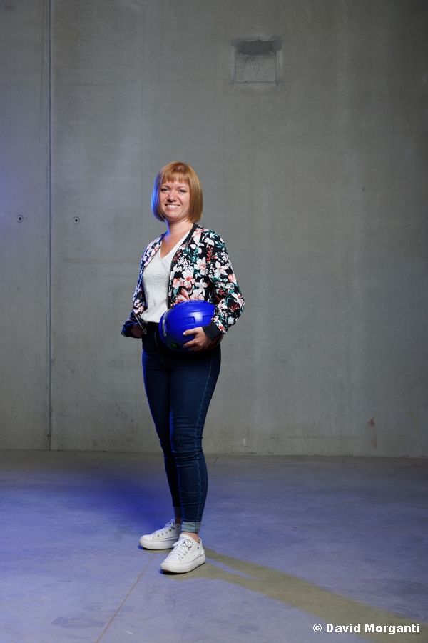 Elodie, assistante de direction chez SFC Toiture, en charge de la gestion administrative des chantiers dans le Calvados.