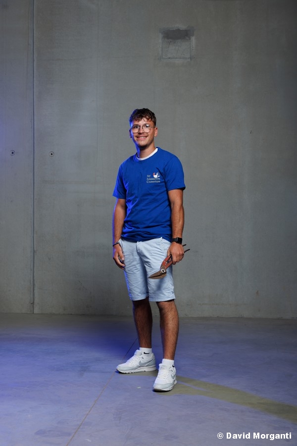 Enzo, couvreur-zingueur, expert en façonnage du zinc pour le patrimoine ancien.