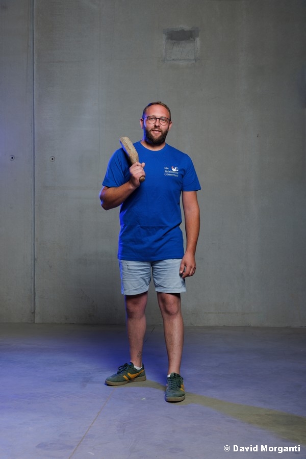 Gabin, compagnon couvreur maîtrisant la pose de tuiles de pays