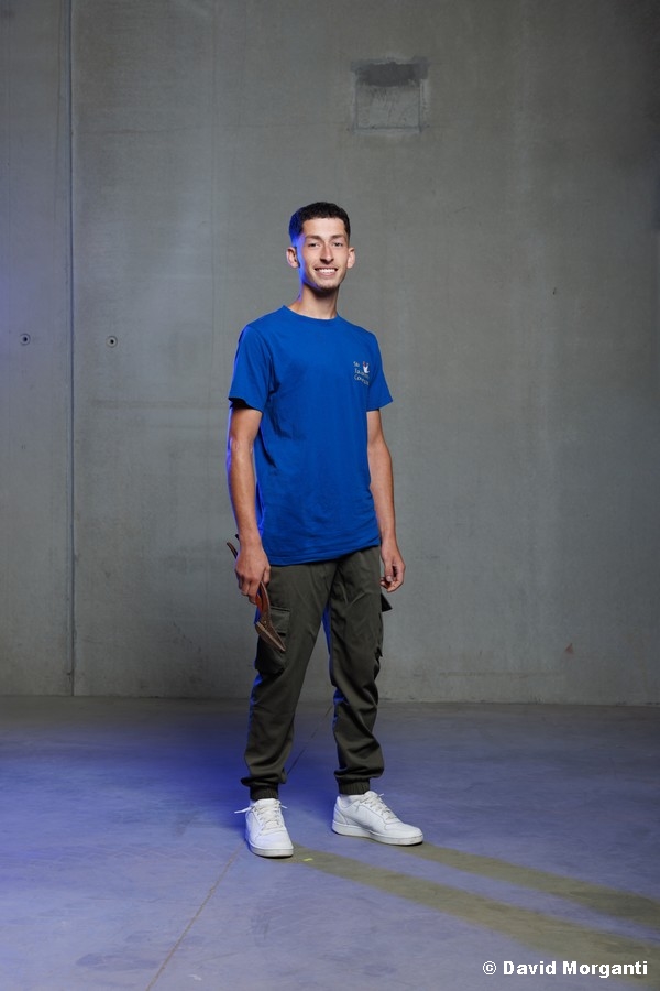 Henri, artisan dédié à la restauration de toitures anciennes dans le Calvados.