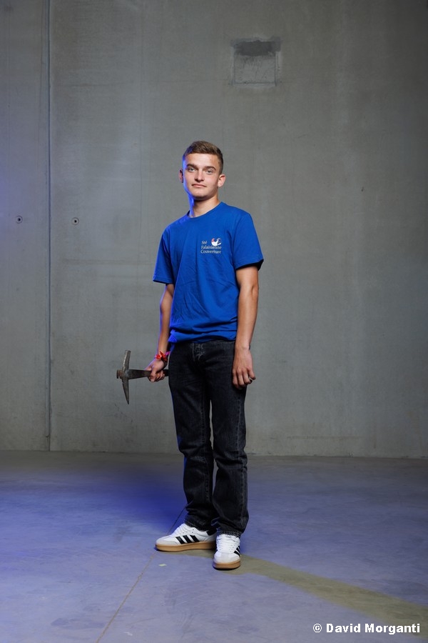 Luis, couvreur intervenant sur le patrimoine ancien à Paris et en Normandie