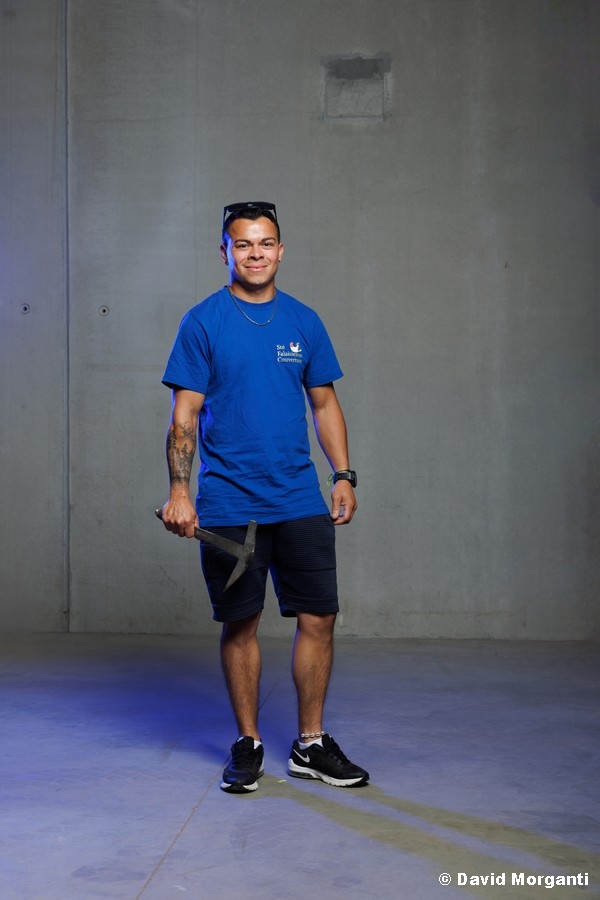 Marcio, artisan couvreur travaillant selon les normes Qualibat Monuments Historiques.