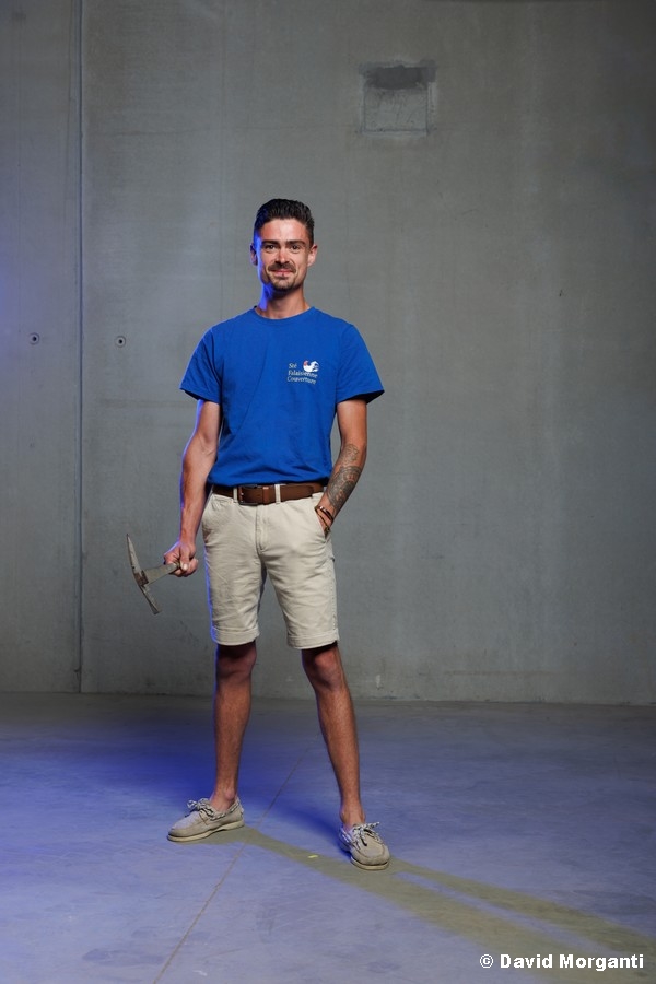 Nolan, couvreur équipé pour les interventions en hauteur en toute sécurité