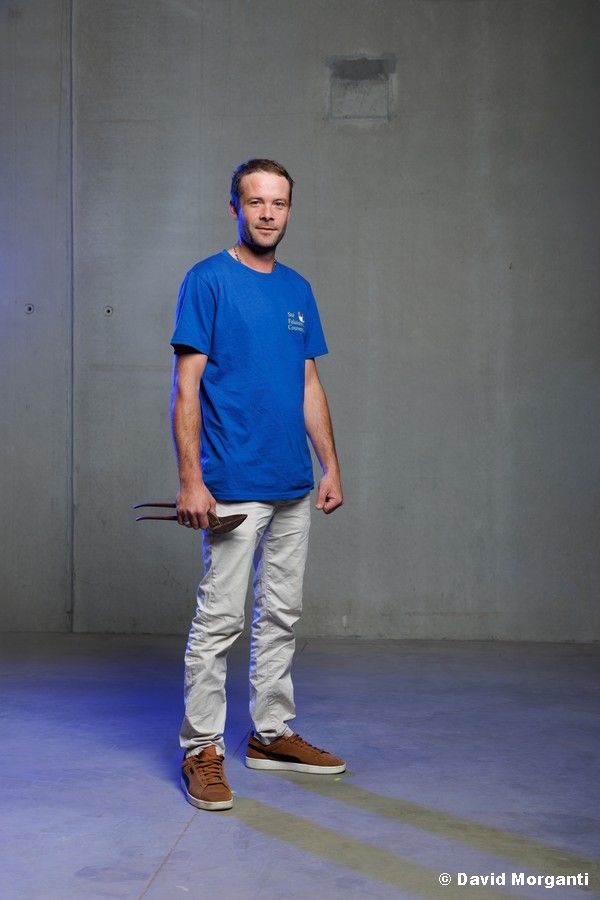 Samuel, artisan couvreur participant à la rénovation de toitures d'églises et châteaux