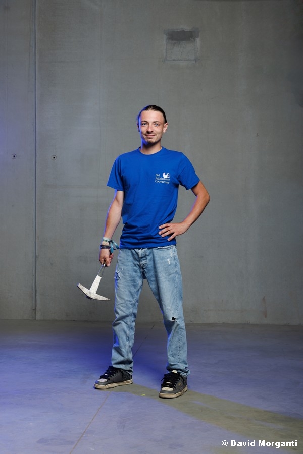 Titouan, ardoisier chez SFC Toiture, marteau de couvreur en main